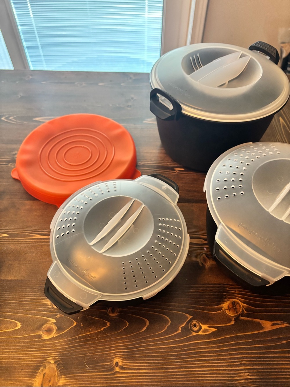 Pampered Chef Black Cookware Set with White Lids - Picture 5 of 12